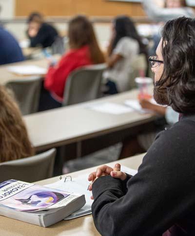 student with Abnormal Psychology book 